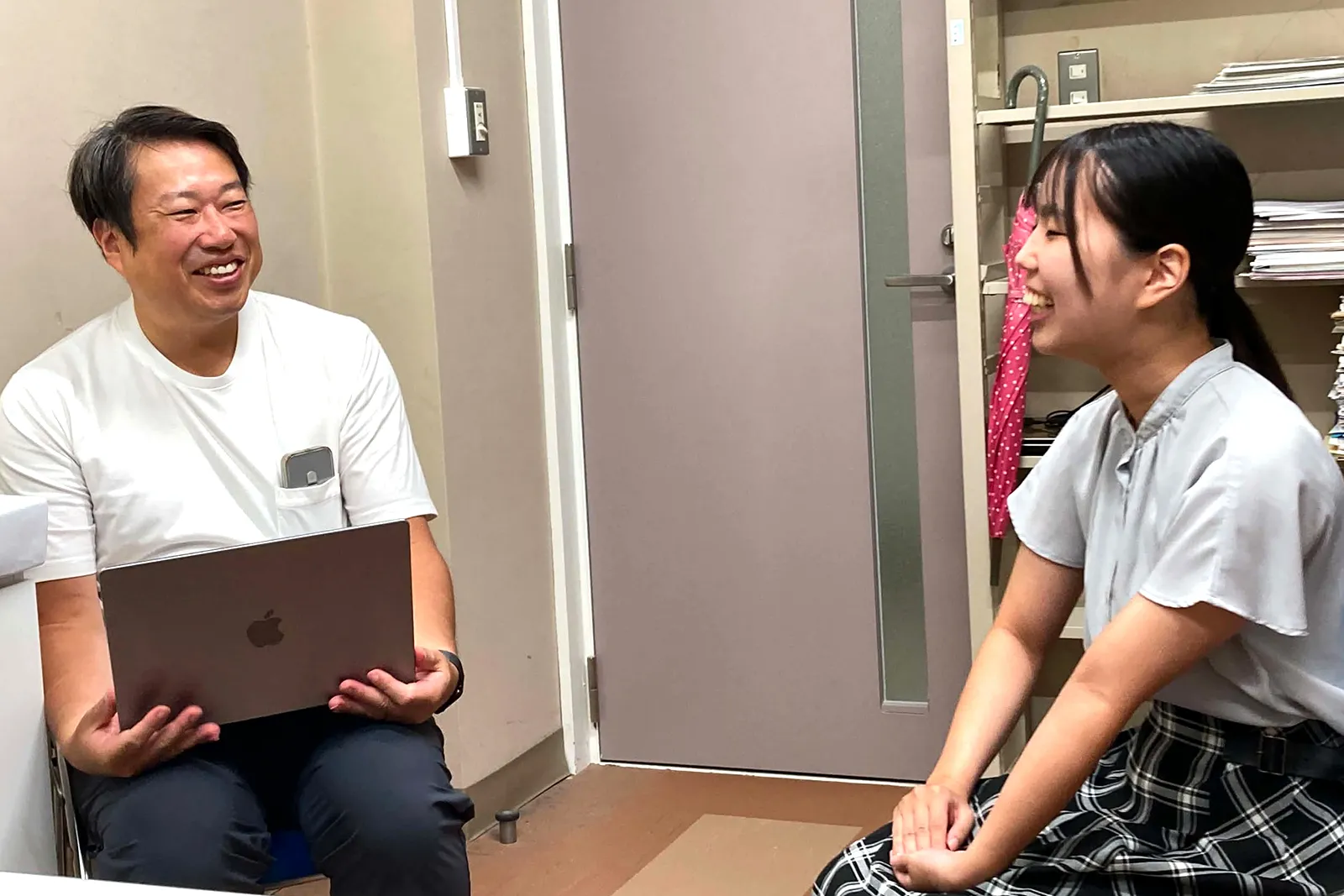 荒川さんと柴田の対談の様子